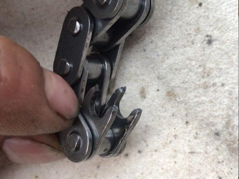 Certo, ecco la traduzione dei sintomi che possono verificarsi quando una catena di distribuzione fallisce in un camion: